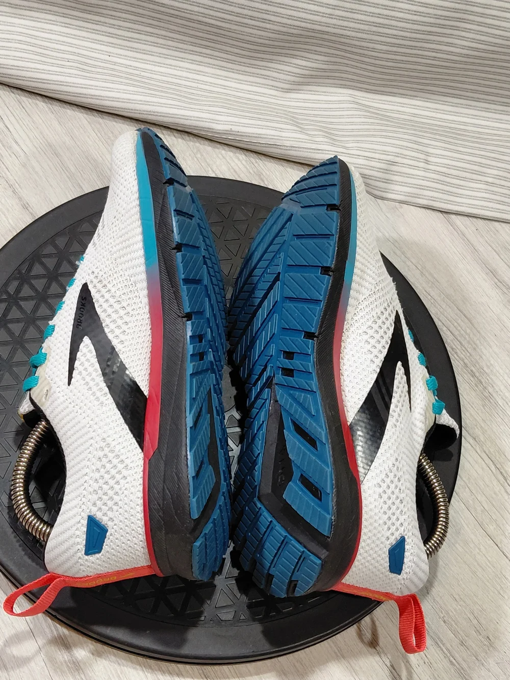 Brooks Womens Revel 5.0 Knit Running Sneakers with Teal Laces White Black SIZE 6